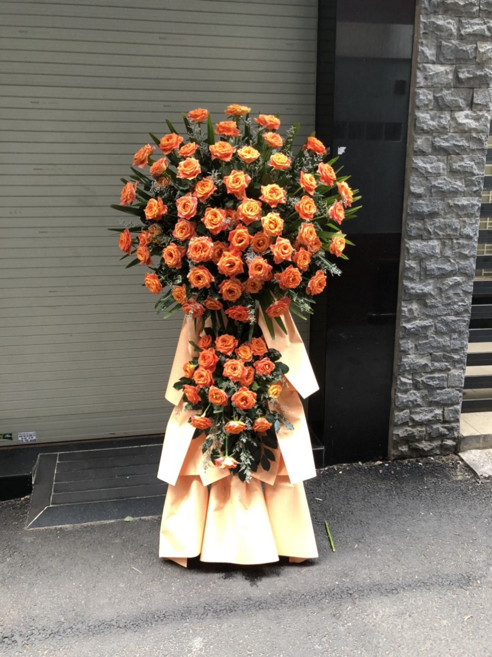 Kệ Hoa khai trương màu cam