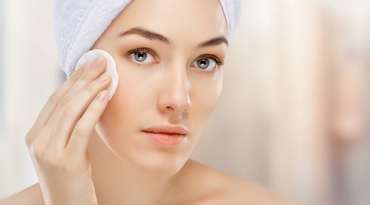 Nước tẩy trang giúp loại bỏ lớp trang điểm trên da mặt nhanh chóng nhất Nước tẩy trang giúp loại bỏ lớp trang điểm trên da mặt nhanh chóng nhất