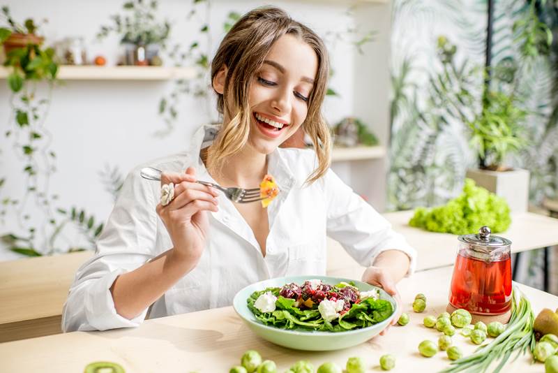 Ngoài việc dùng mỹ phẩm nên kết hợp bữa ăn với nhiều rau của quả Ngoài việc dùng mỹ phẩm nên kết hợp bữa ăn với nhiều rau của quả