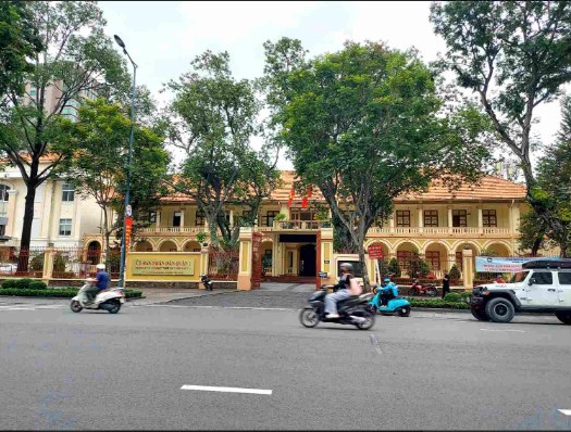 Trụ sở UBND được đặt tại: Số 45–47 Lê Duẩn, Phường Sài Gòn, TP.HCM – trung tâm hành chính cũ của Quận 1, đối diện Dinh Độc Lập, gần Nhà thờ Đức Bà và UBND TP.HCM.