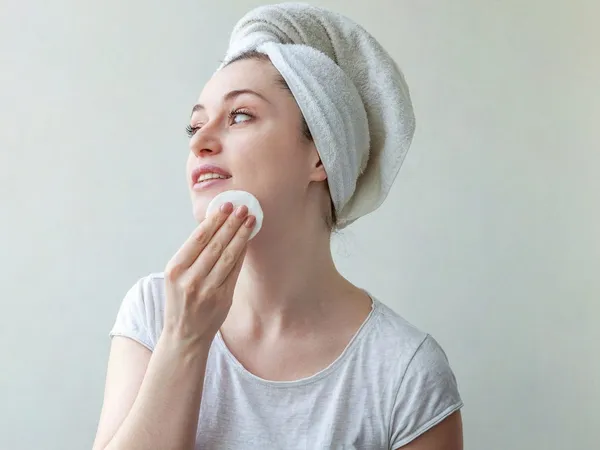 Có nên dùng BÔNG TẨY TRANG  để LAU MẶT