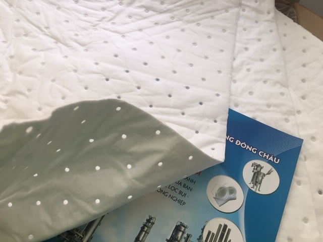 Tấm thấm hút dầu tràn dạng lúm đồng tiền dày 3mm liên hệ đông châu cung cấp Tấm thấm dầu oil absorbent pads lúm đồng tiền dày 3mm