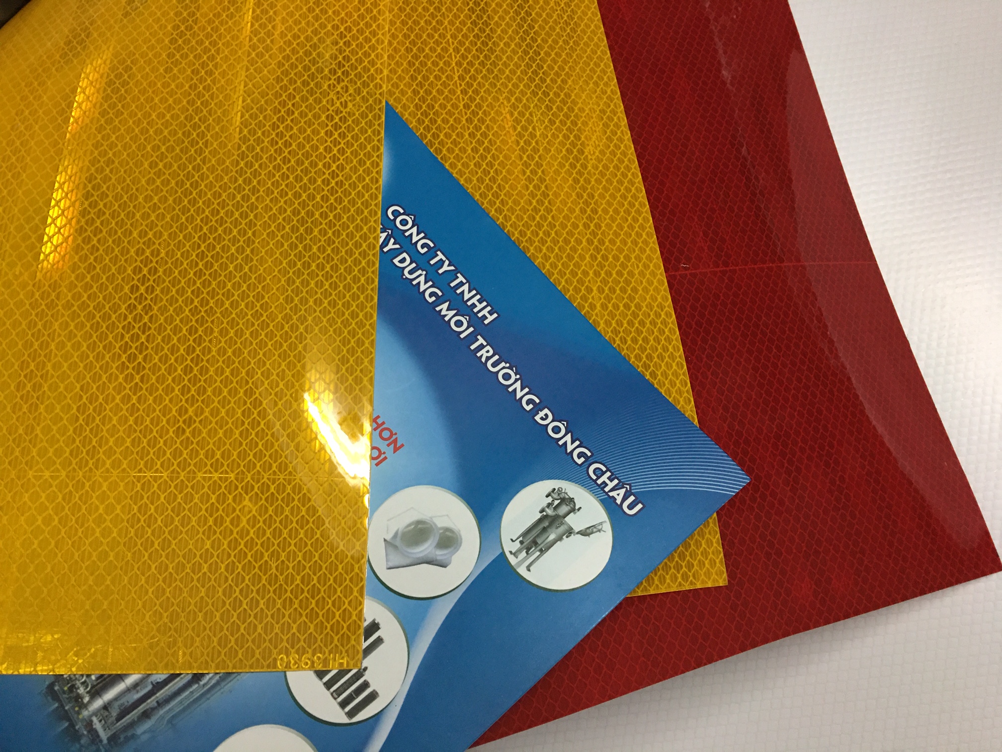 Decal phản quang 3M 3900 dán thùng xe tải, biển báo giao thông, dải phân cách liên hệ Decal phản quang 3M 3900 dán thùng xe tải, biển báo giao thông, dải phân cách