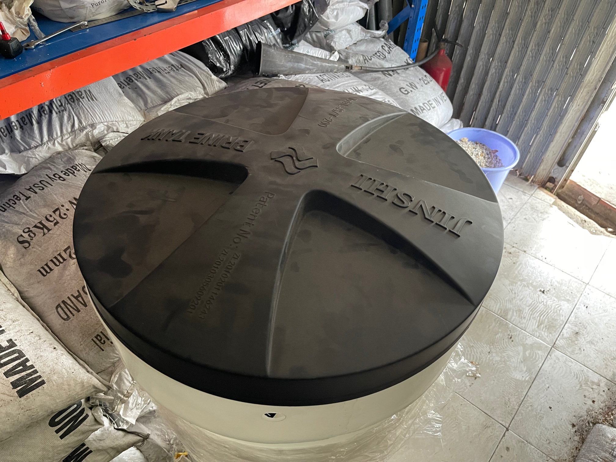 Thùng 200 lít chứa muối tái sinh hạt nhựa chi tiết cấu tạo nắp Bồn nhựa 200 lít chứa muối hoàn nguyên