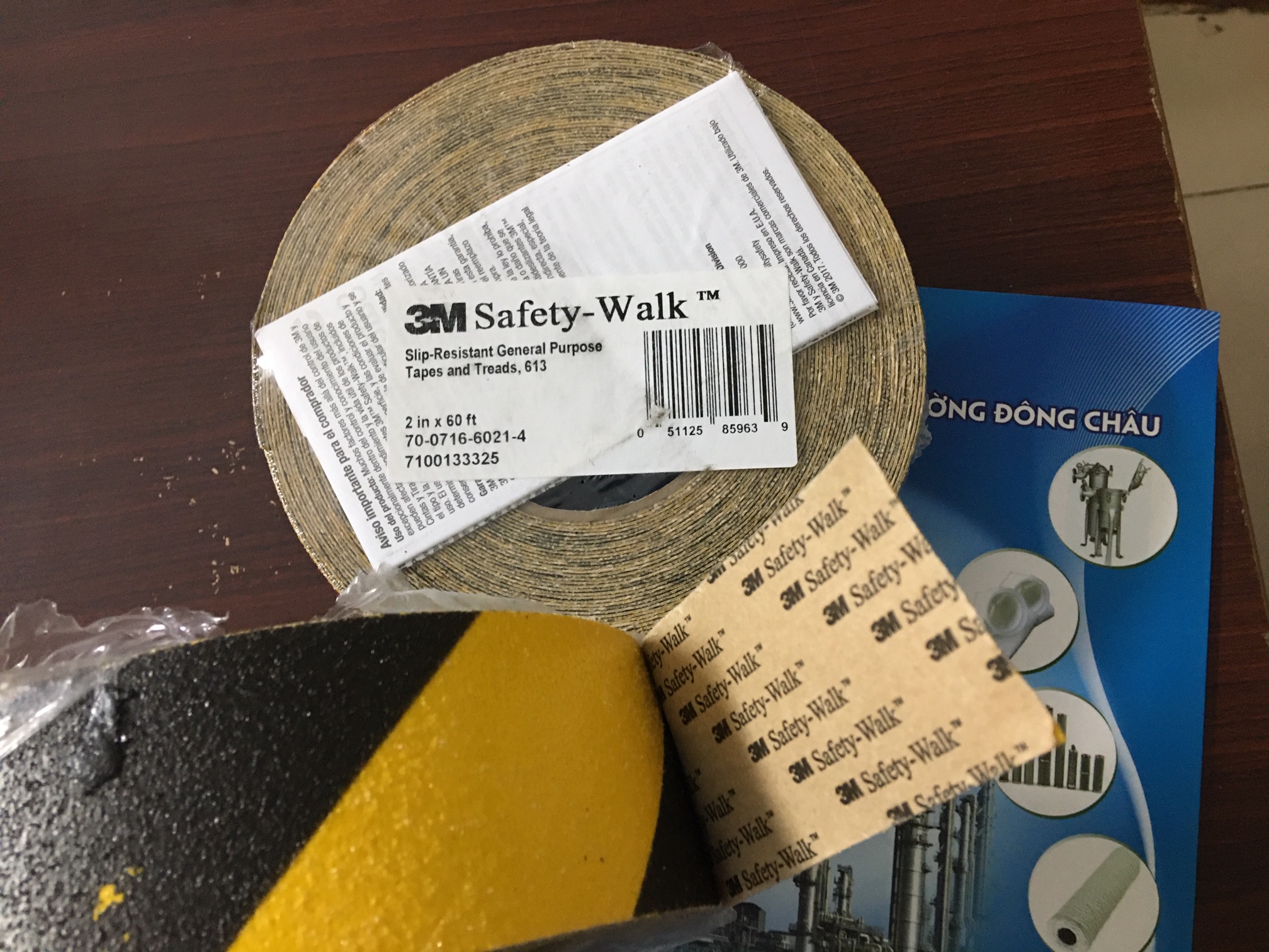 3M™ Safety Walk™ 613 băng keo sọc vàng đen cảnh báo và chống trượt hành lang lối đi