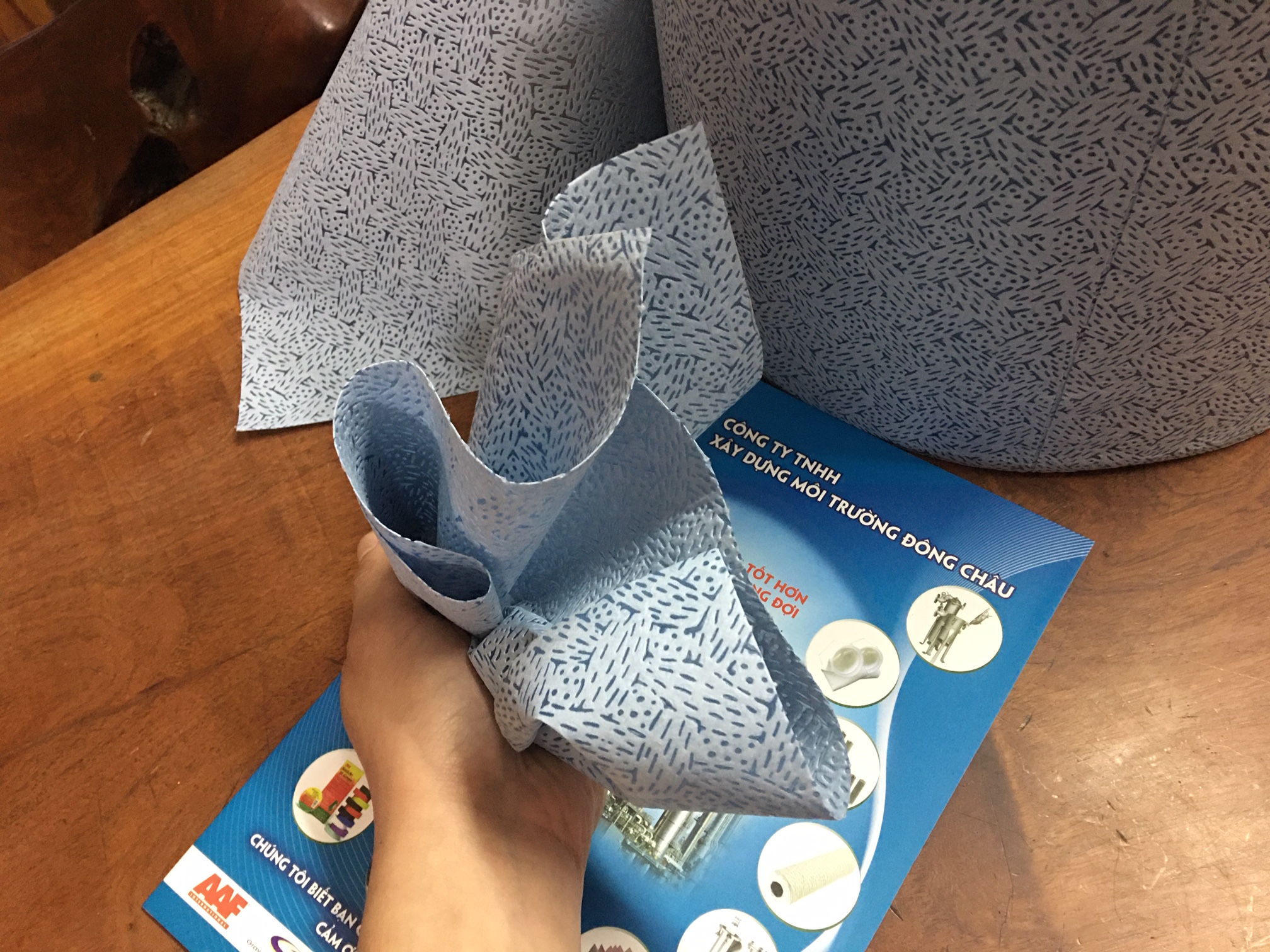 Giấy mỏng, nhỏ, phù hợp lau lượng dầu, mực in..ít, lau chi tiết nhỏ, khe hẹp Giấy mỏng, nhỏ, phù hợp lau lượng dầu, mực in..ít, lau chi tiết nhỏ, khe hẹp