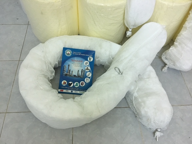 Cuộn thấm hút dầu 200mm x dài 3m thấm hút 70 lít/phao Phao quây thấm hút dầu nhớt công nghiệp loại lớn