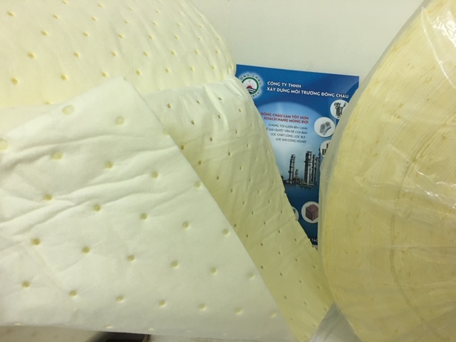 Dạng lúm đồng tiền dễ thấm hút, hút nhanh hóa chất vào trong sản phẩm cấu tạo chi tiết Cuộn thấm hóa chất tràn Trung Quốc