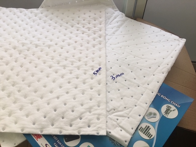 Tấm thấm hút dày 5mm lổ lúm đồng tiền lớn hơn loại 3mm so sánh Tấm thấm dầu oil absorbent pads lúm đồng tiền dày 3mm và 5mm