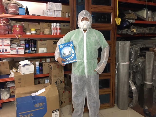 Bộ quần áo trùm đầu chống bụi trong nhà máy sản xuất, công trinh xây dựng Bộ quần áo kháng khuẩn Coveral vải không dệt mặc trên người sử dụng