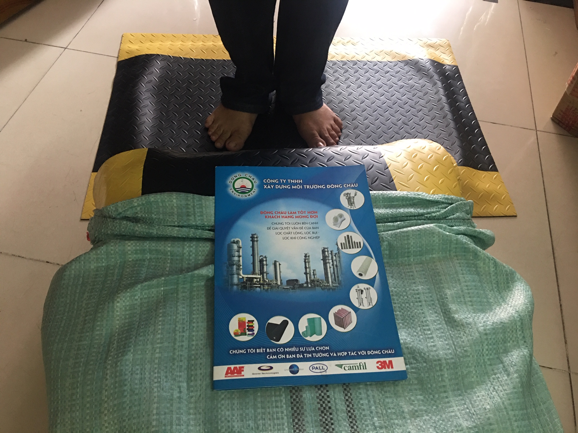 Thảm sọc Vàng đen chống mỏi chân làm việc đứng lâu kiểm tra độ đàn hồi 600x900x17mm Thảm chống mỏi chân chống tĩnh điện Vàng đen