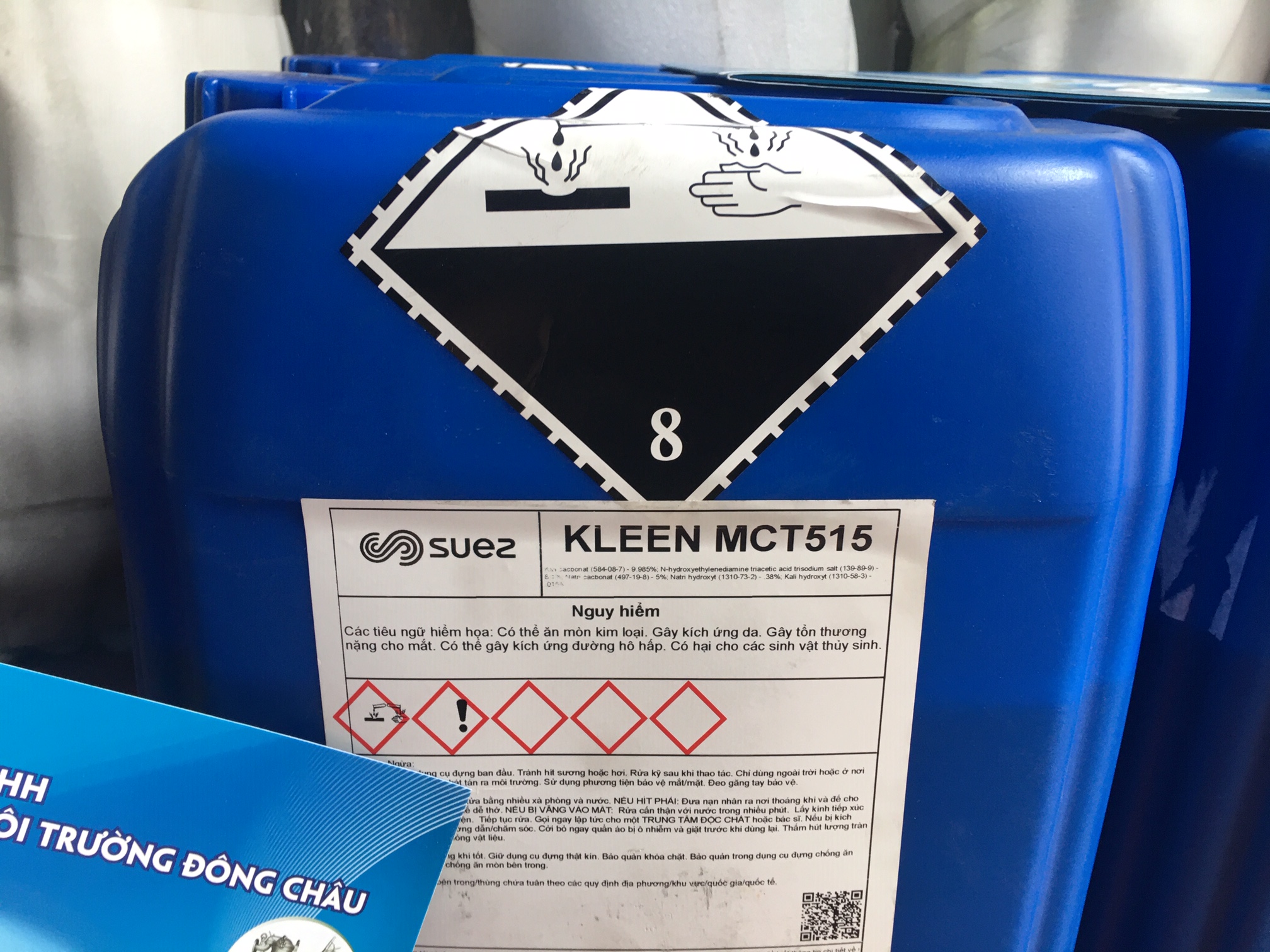 Mặt trước bình dung dịch MCT515 Suez MCT515 Suez Hóa chất tẩy cáu cặn hữu cơ màng RO