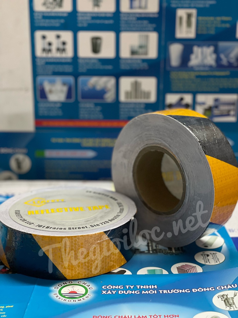 Màng băng keo phản quang côngh trình , rào chắn, khư vực chứa chất cháy nổ, nguy hiểm Băng keo phản quang sọc VÀNG - ĐEN tổ ong VN dán khu vực cảnh báo