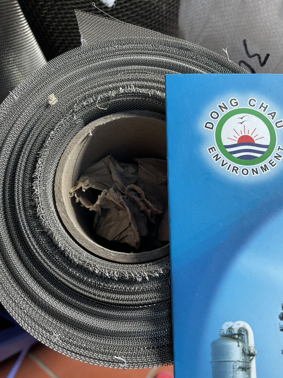 Cuộn lưới inox 304 loại 25 mesh nặng 45kg dùng tuyển quặng, sàng cát Cuộn lưới inox 304 loại 25 mesh nặng 45kg dùng tuyển quặng, sàng cát