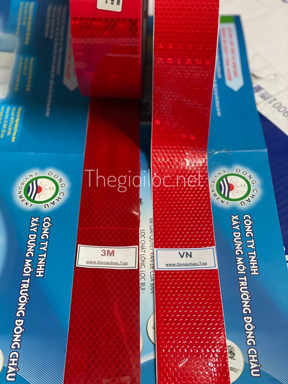 So sánh băng keo phản quang 3M và Việt Nam, dạng tổ ong màu đỏ So sánh băng keo phản quang 3M và Việt Nam, dạng tổ ong màu đỏ