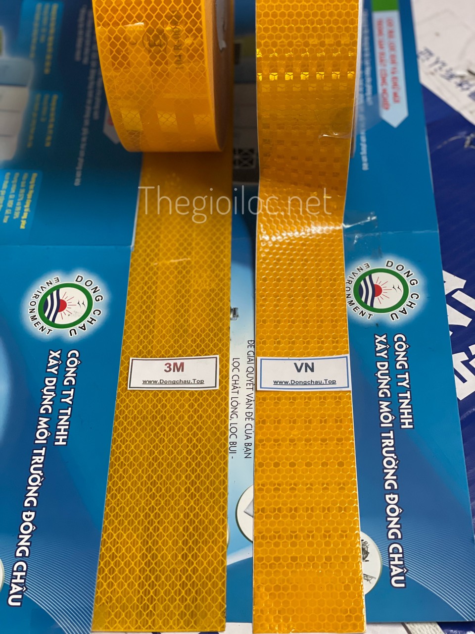 So sánh Decal phản quang tổ ong màu vàng của 3M và hàng Việt Nam So sánh Decal phản quang tổ ong màu vàng của 3M và hàng Việt Nam