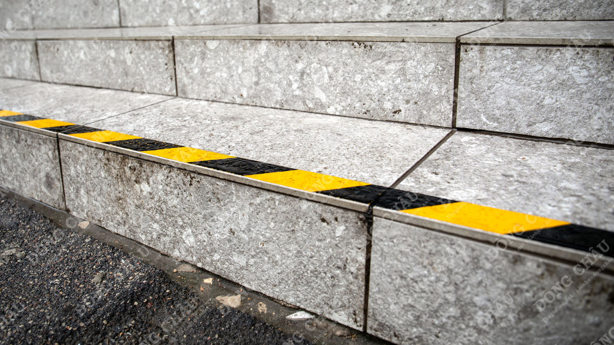 Băng keo cảnh báo chống trượt màu vàng trên cầu thang ngoài trời