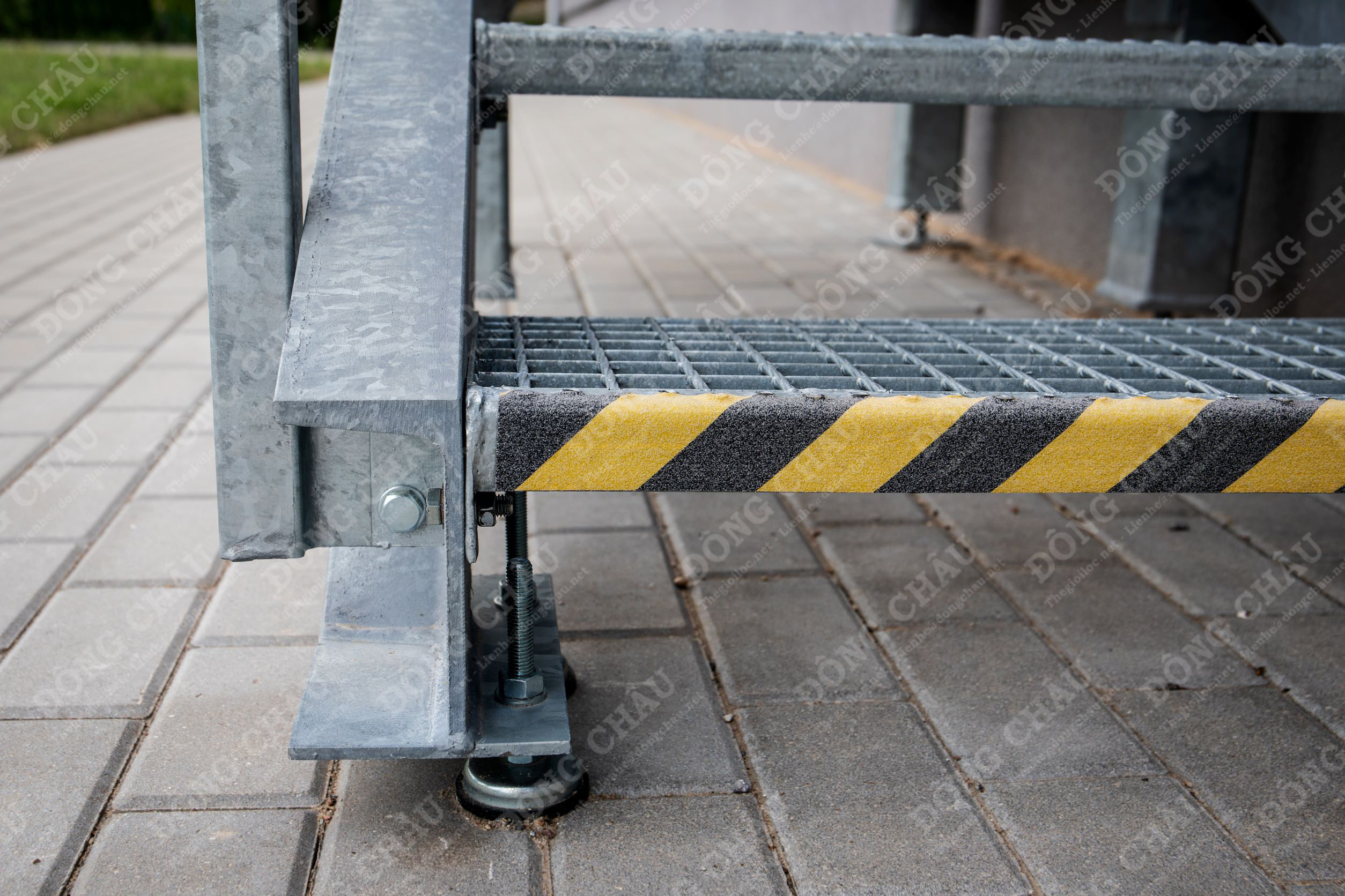 Băng keo cảnh báo chống trượt màu vàng trên cầu thang