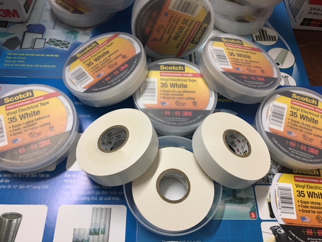 bên trong hộp Băng keo điện 3M Scotch 35 màu trắng