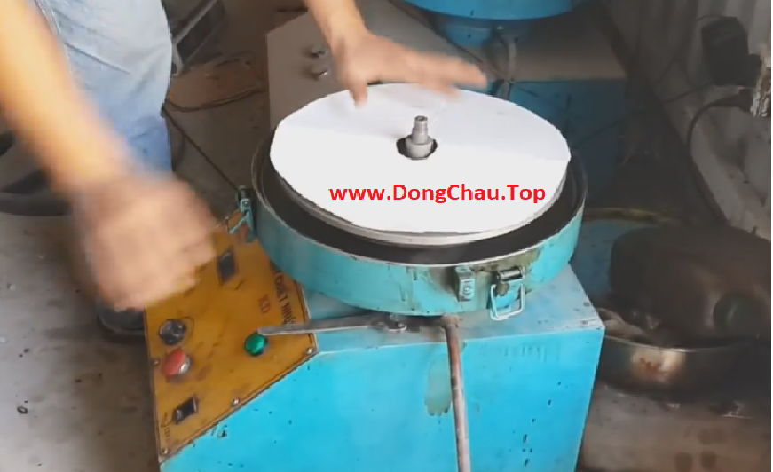 Giấy lọc ly tâm cắt thủ công, vết cắt xước, còn ba - zớ, dễ phát sinh cặn khi sử dụng Máy quay ly tâm với miếng giấy tròn CẮT THỦ CÔNG, VẾT CẮT RĂNG CƯA, KHÔNG SẠCH