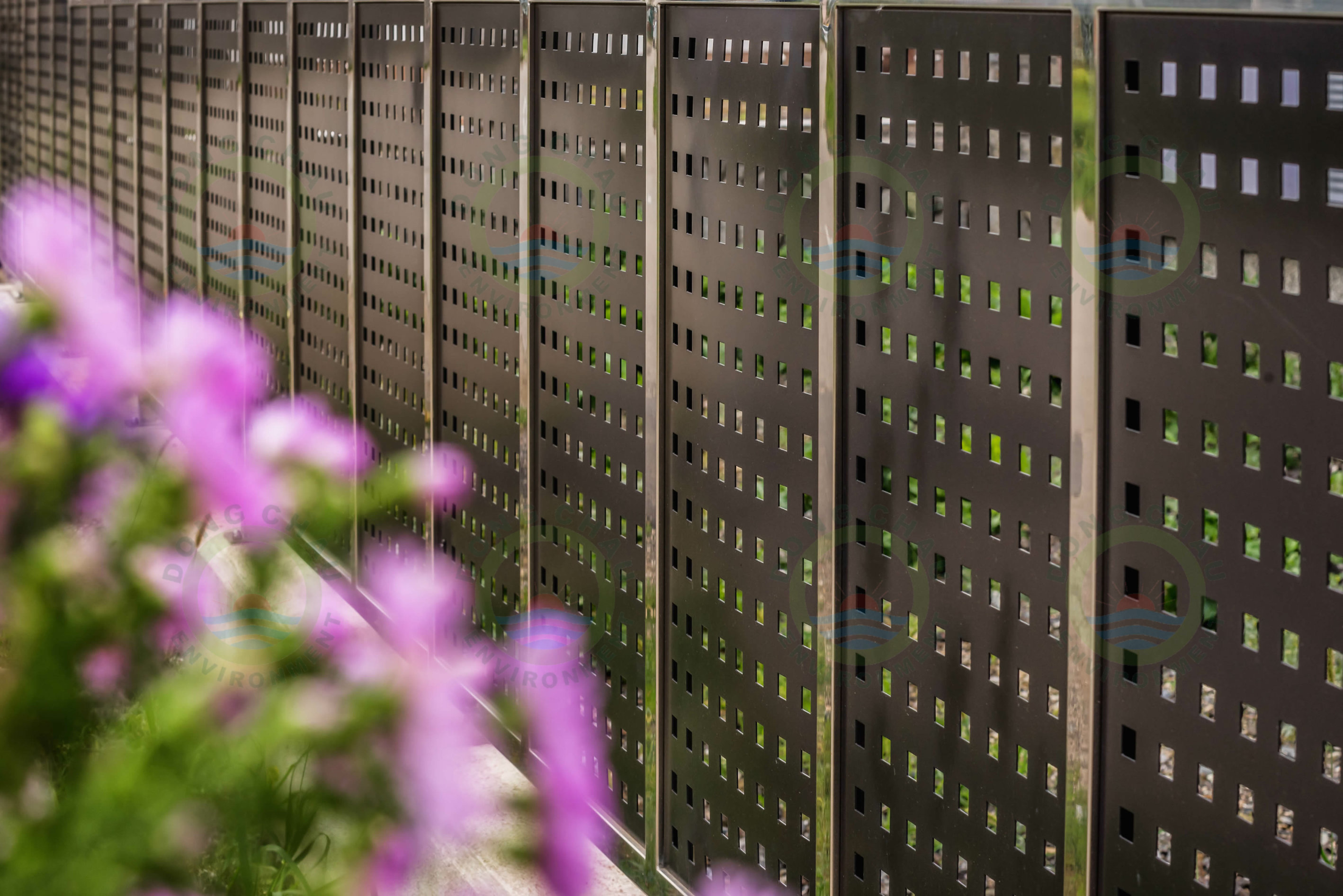 Lưới inox ô lỗ vuông dạng đột đông Châu làm theo yêu cầu giá tốt