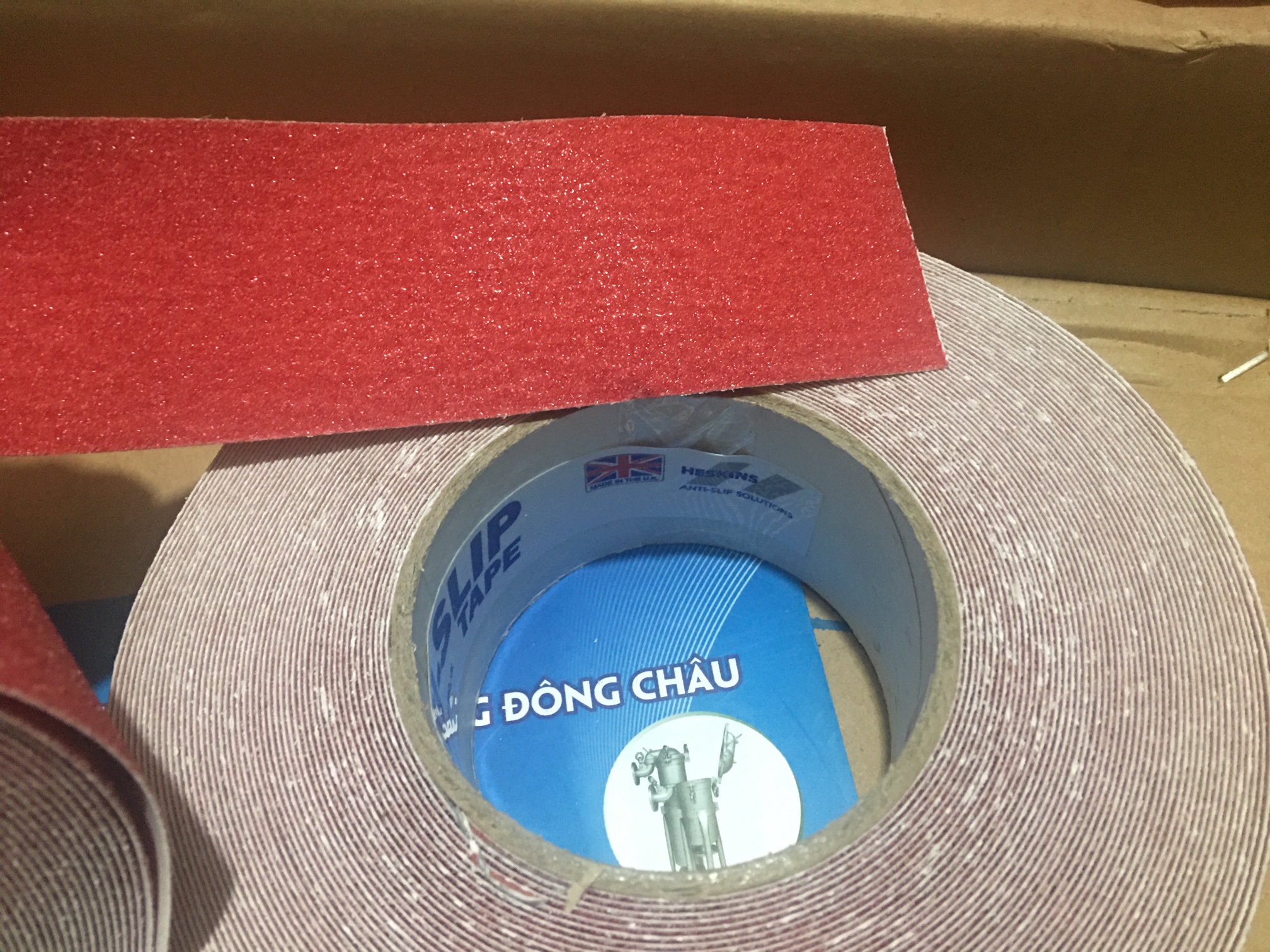 Băng dính chống trơn trượt Heskin màu đỏ chi tiết cấu tạo bên trong Băng keo chống trượt heskins màu đỏ