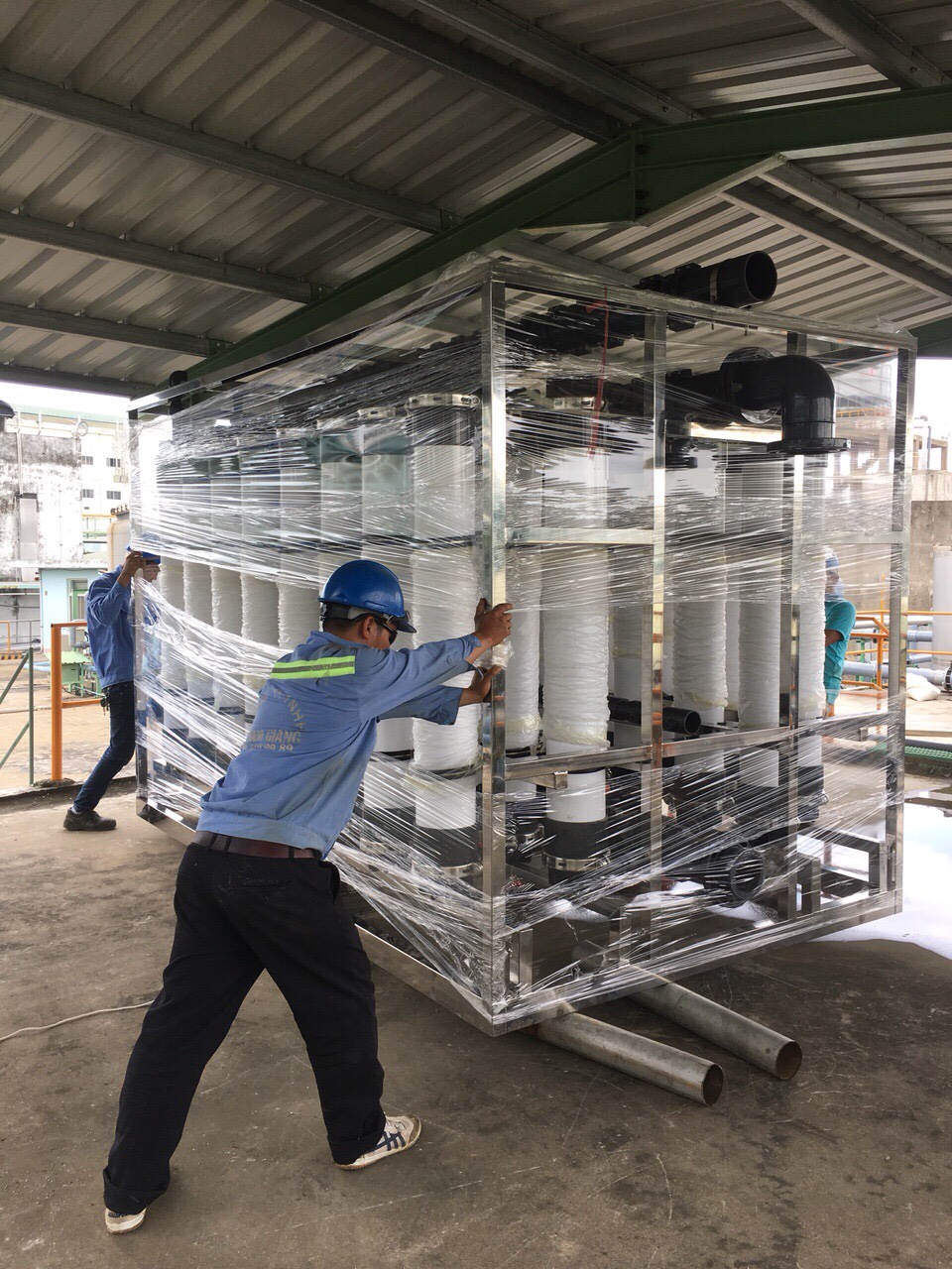 Lắp đặt màng Uf8040 trong xử lý nước cho nhà máy sản xuất công nghiệp Lắp đặt màng Uf8040 trong xử lý nước cho nhà máy sản xuất công nghiệp