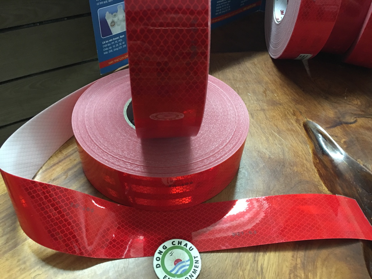 bang-keo-3m-983-72 chi tiết nguyên cuộn Băng keo phản quang màu đỏ 3M 983-72