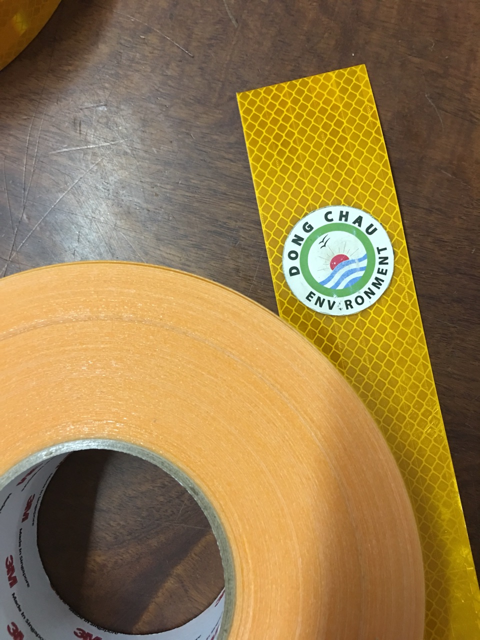 bang-keo-da-quang-vang-3M-983-71 nguyên cuộn Băng keo phản quang màu vàng 3M 983-71 kim cương giao cho khách