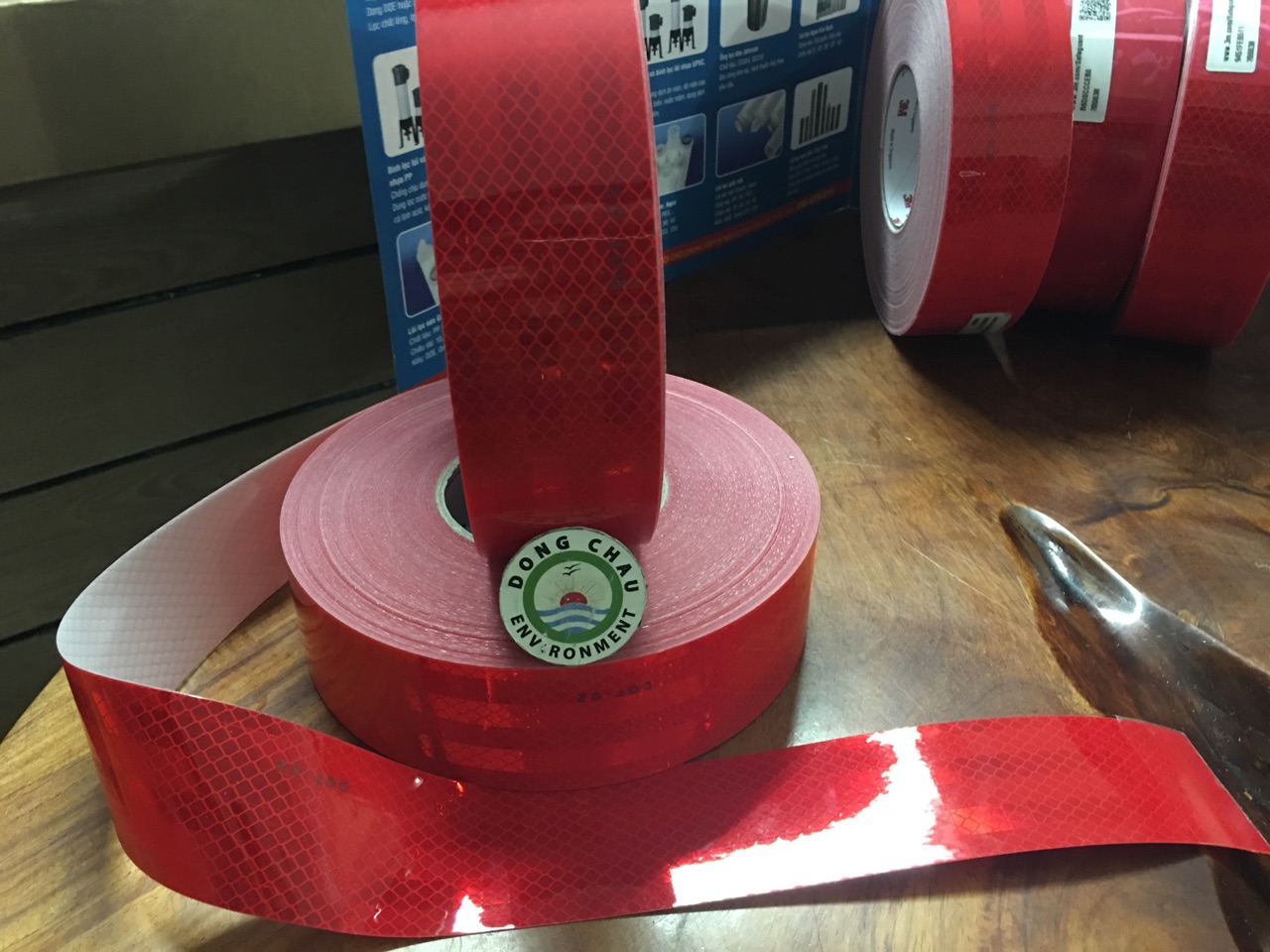 bang-keo-phan-quang-3m-983-72 bên trong Băng keo phản quang màu đỏ 3M 983-72