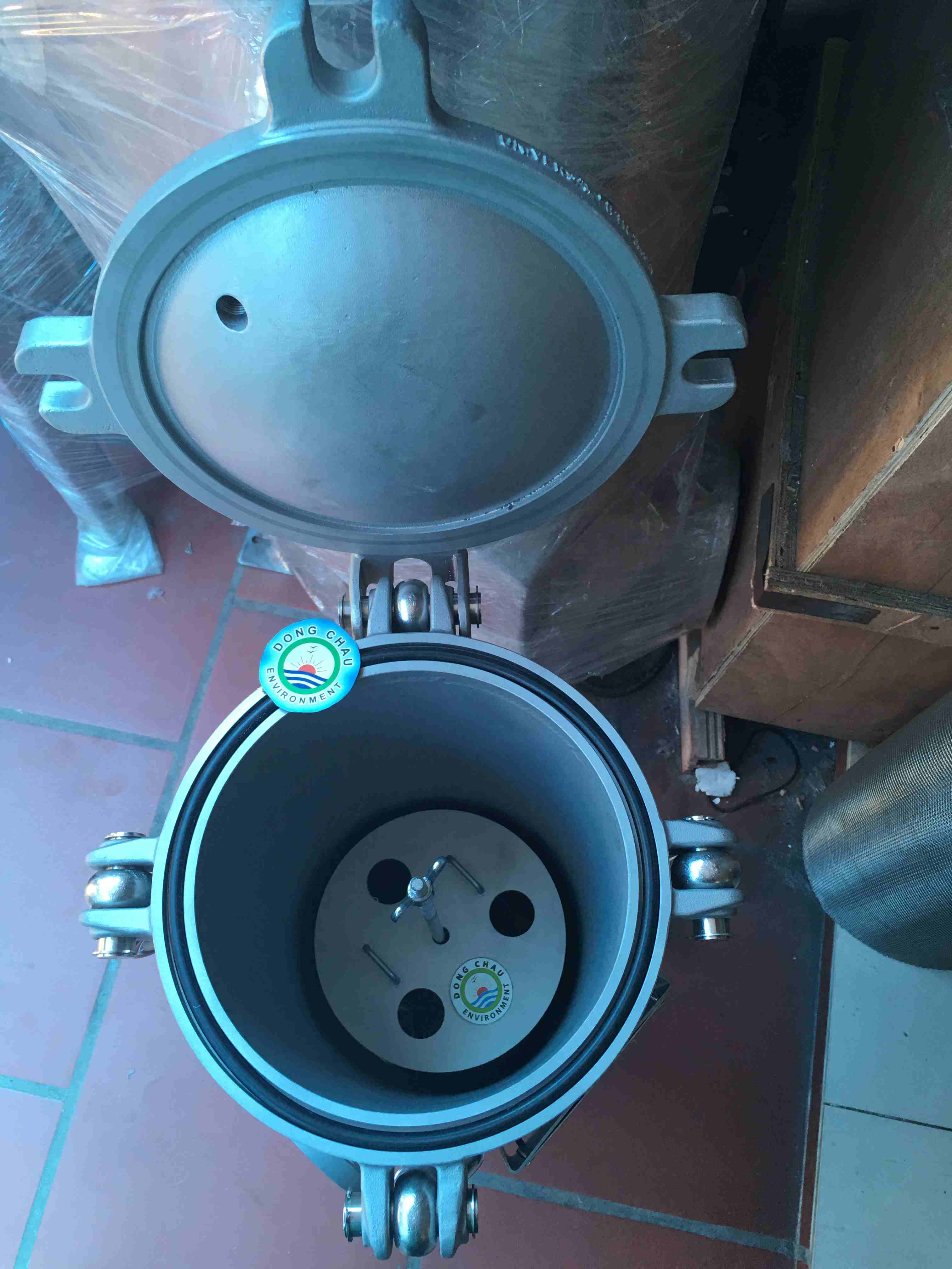 ben-trong-inox-3-loi-20-inch-Singapore đông châu cung cấp Bình lọc nước 3 lõi 20 inch DOE Singapore