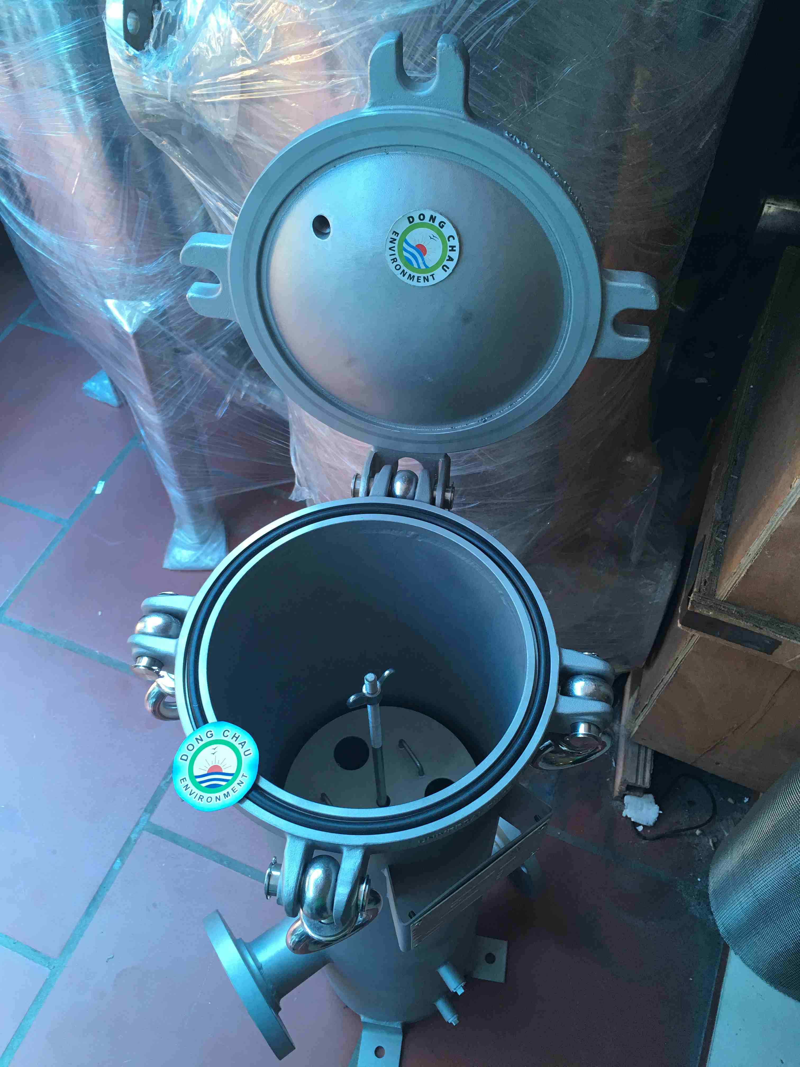 cau-tao-binh-loc-inox-3-loi-20-inch-Singapore khu vực chứa lõi Bình lọc nước 3 lõi 20 inch DOE Singapore