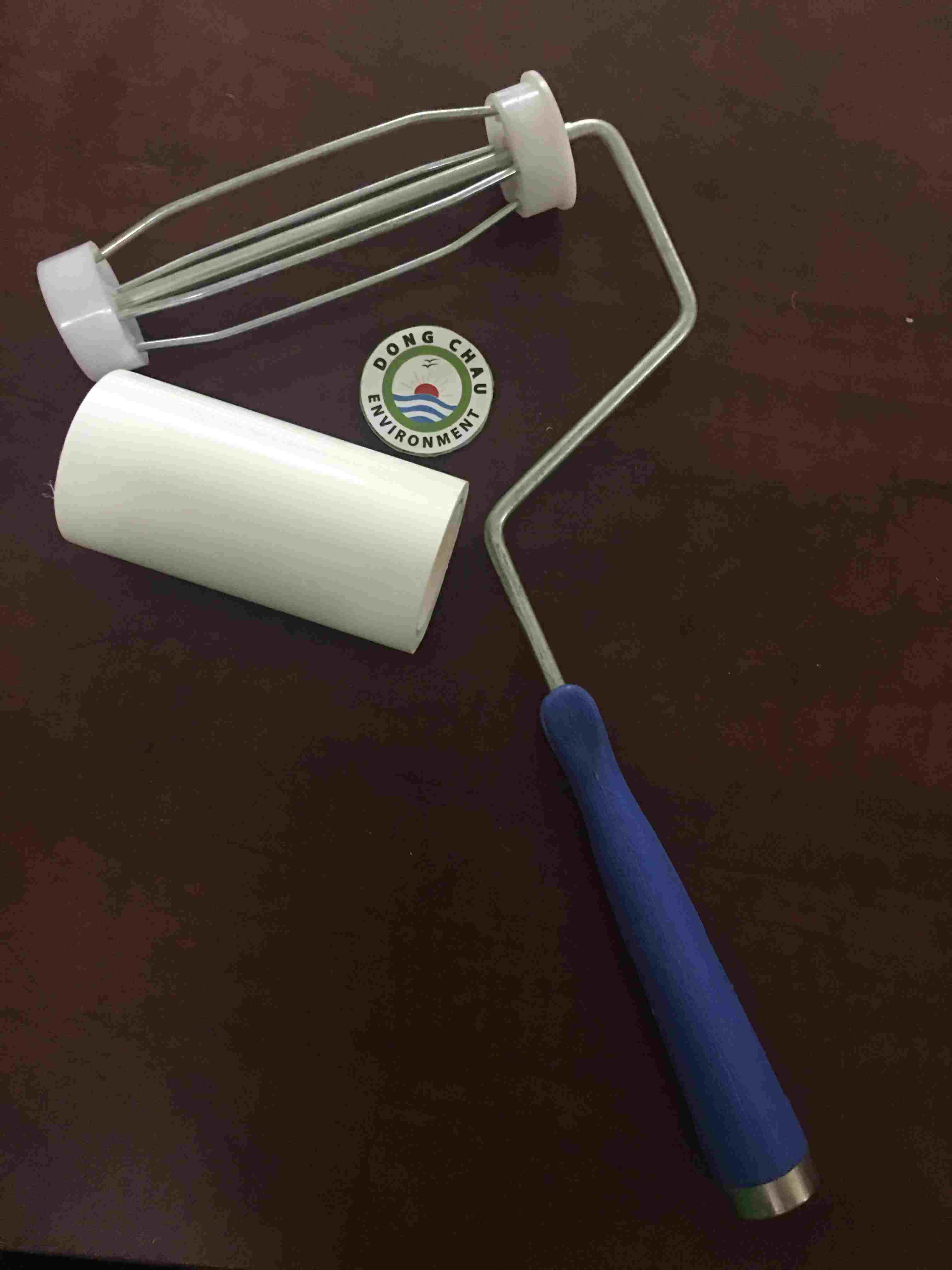 con-lan-tay-cam-con-lan-4-inch cách gắn Con lăn dính bụi phòng sạch 4-inch màu trắng với tay cầm