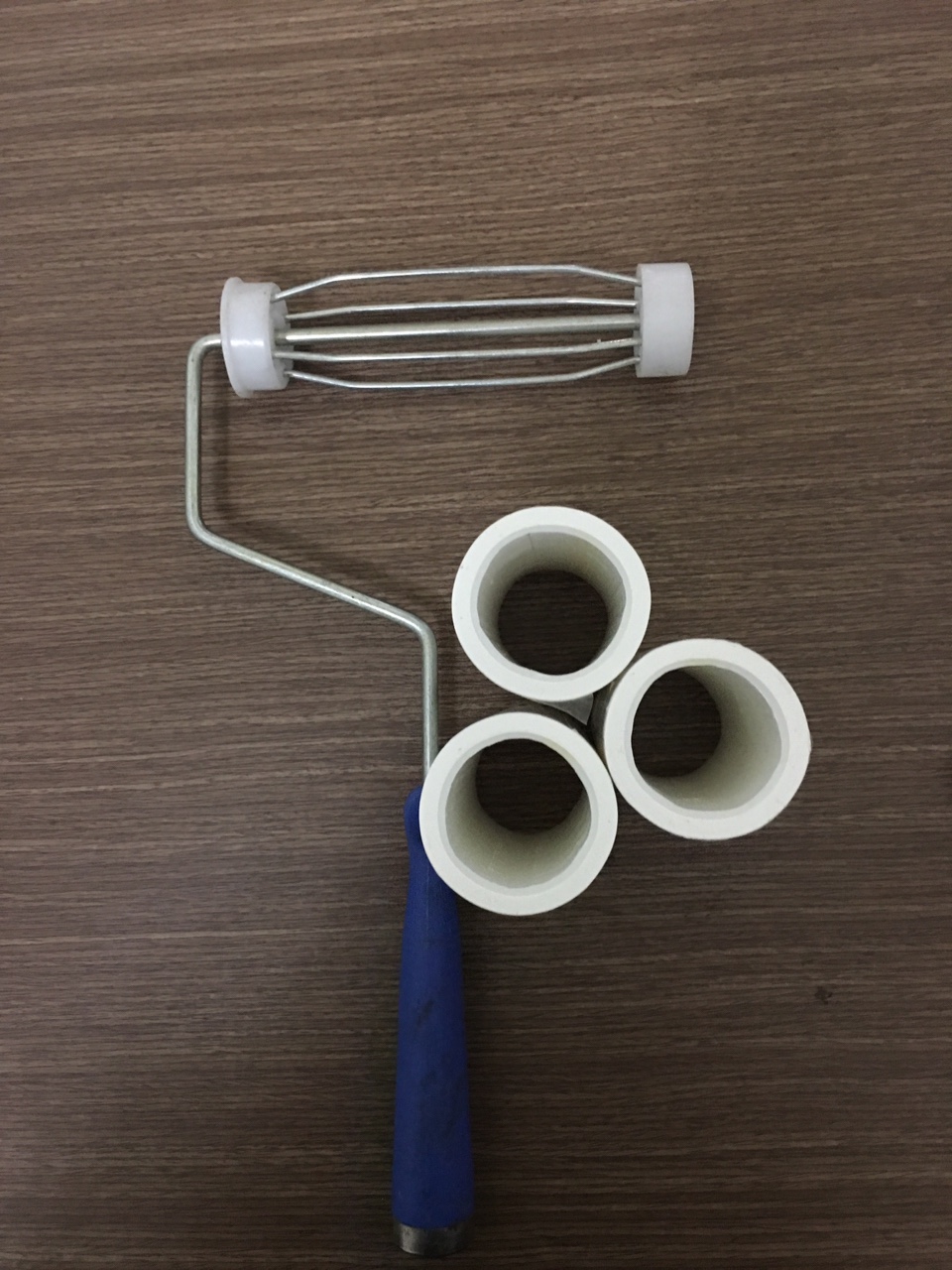 con-lan-tay-cam-dinh-bui-phong-sach Con lăn dính bụi phòng sạch màu trắng