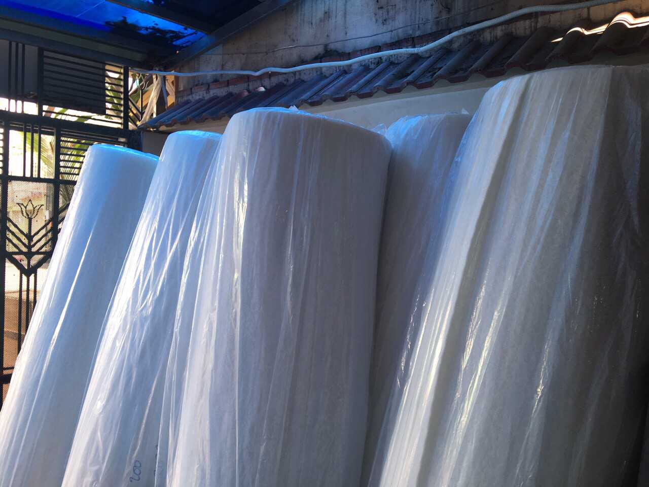 cuon-bong-loc-5-mm liên hệ nhà phân phối sản phẩm Bông lọc bụi dày 5mm