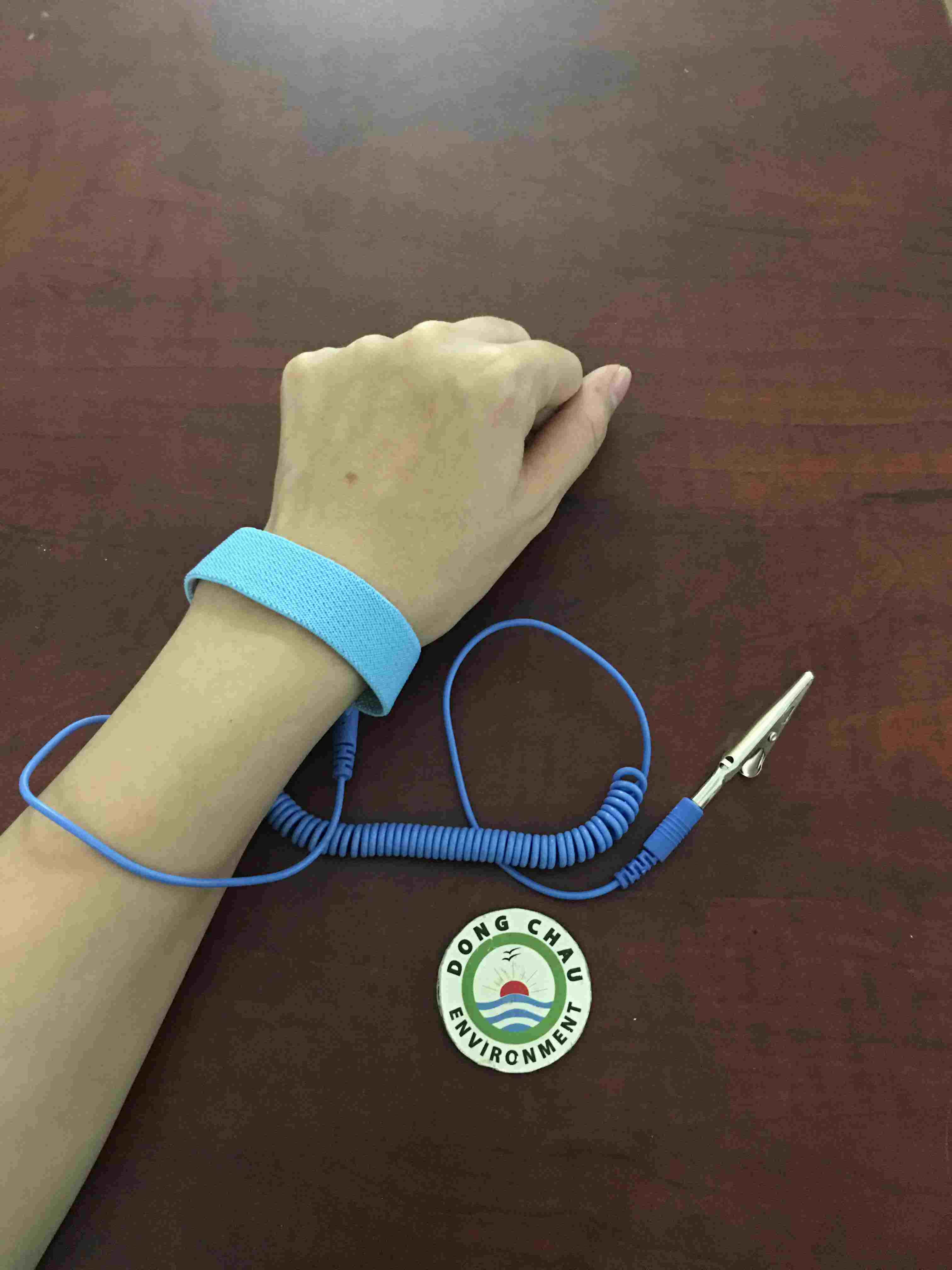 day-noi-chong-tinh-dien-deo-co-tay cách sử dụng Dây đeo cổ tay chống tĩnh điện phòng sạch