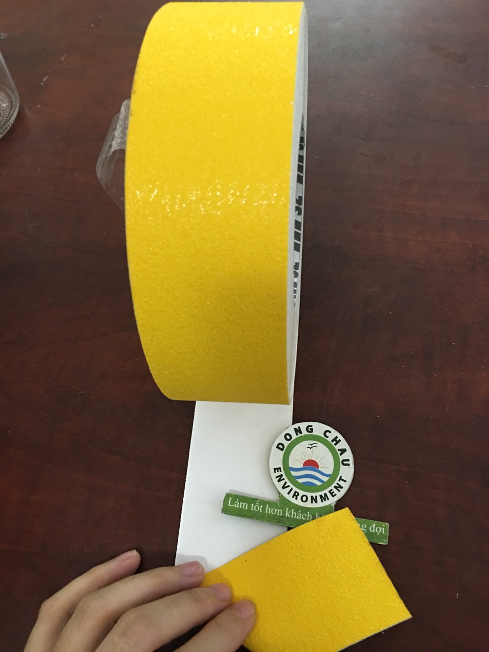 keo-chong-truot-nga-mau-vang cấu tạo lõi giấy Băng keo dán nền chống trơn trượt vấp ngã màu vàng