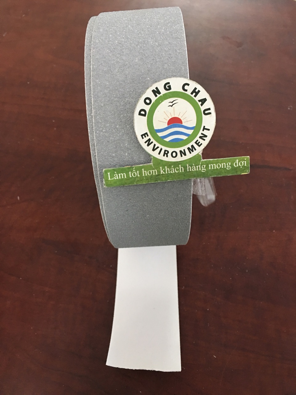 keo-chong-truot-nga-mau-xam chất liệu Băng keo dán nền chống trượt màu xám