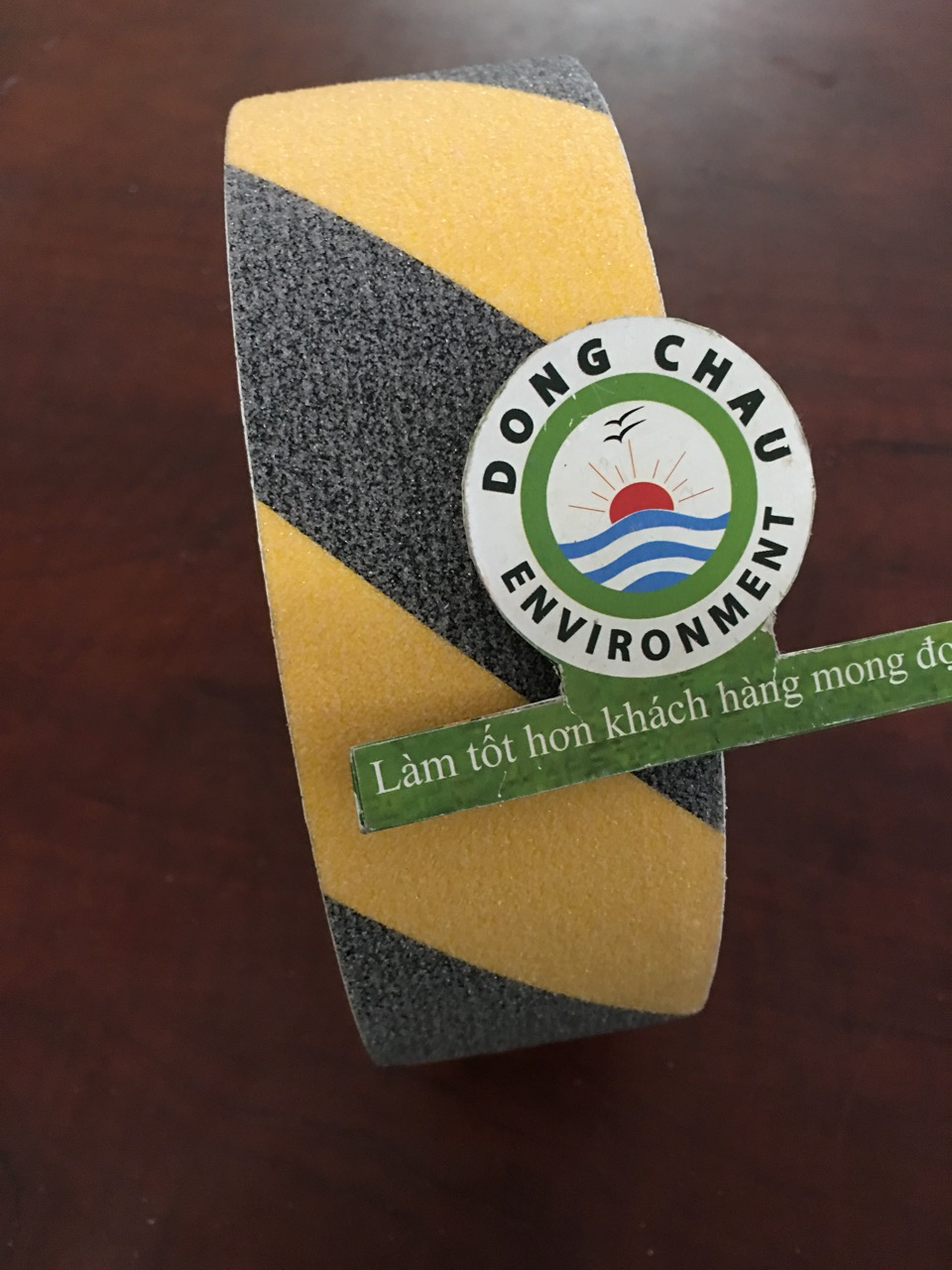 keo-chong-truot-nga-vang-den kiểm tra hàng Băng keo dán nền chống trượt ngã sọc vàng đen