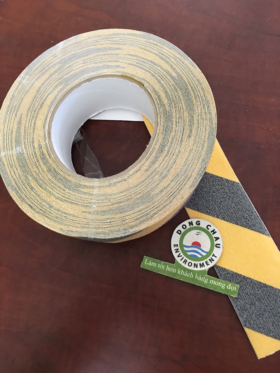 keo-dan-nen-chong-nga-vang-den liên hệ báo giá Băng keo dán nền chống trượt ngã sọc vàng đen