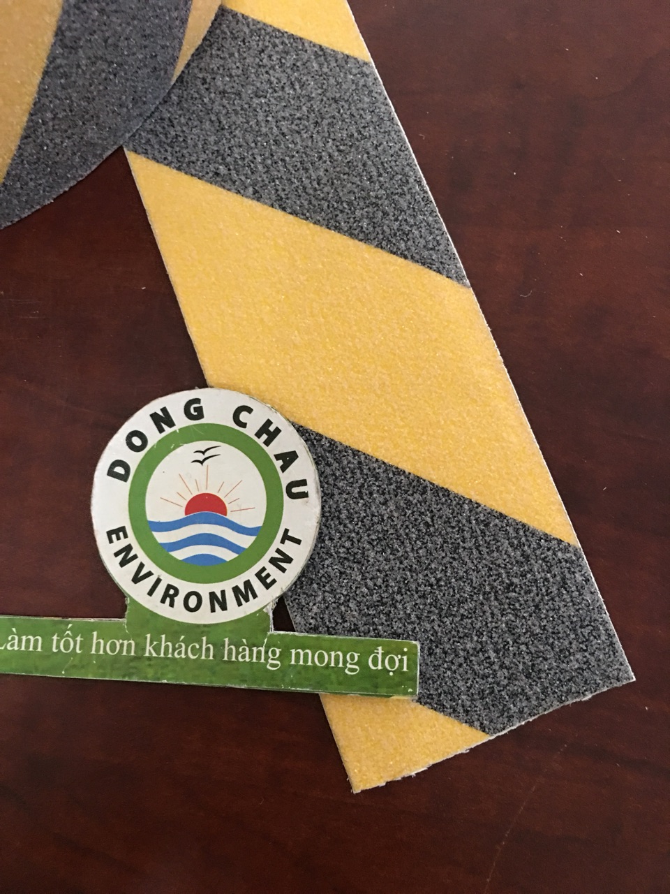 keo-dan-nen-chong-tron-nga-vang-den kiểm tra màu Băng keo dán nền chống trượt ngã sọc vàng đen