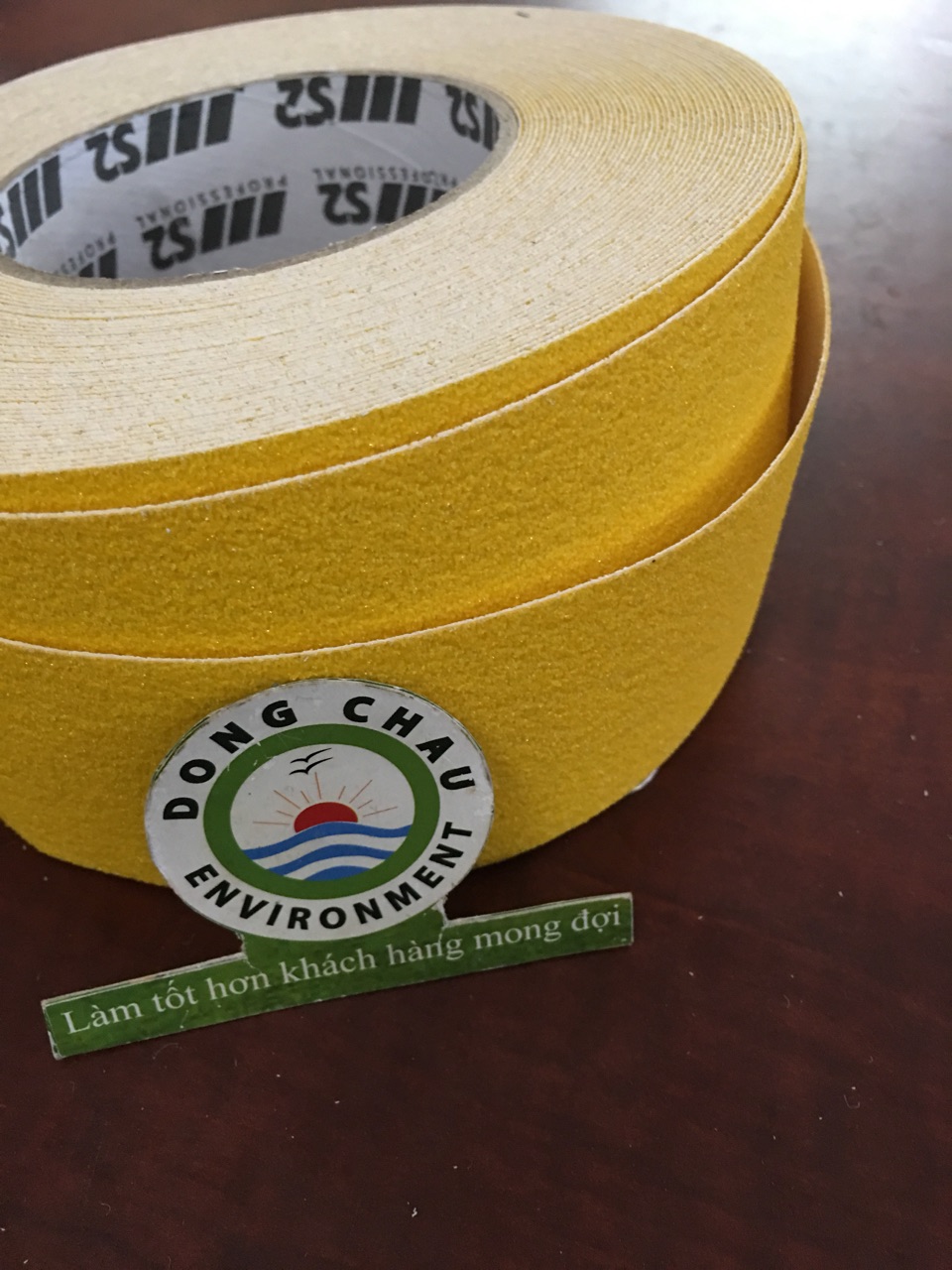 keo-dan-nen-chong-truot-mau-vang chất liệu Băng keo dán nền chống trơn trượt vấp ngã màu vàng