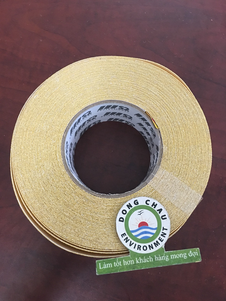 keo-mau-vang-chong-truot liên hệ báo giá Băng keo dán nền chống trơn trượt vấp ngã màu vàng