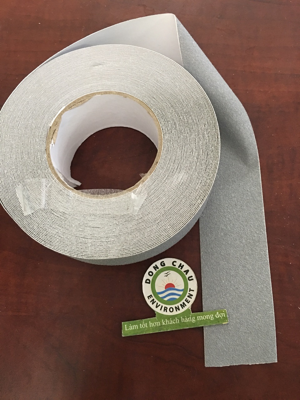 keo-mau-xam-chong-truot-nga liên hệ báo giá Băng keo dán nền chống trượt màu xám