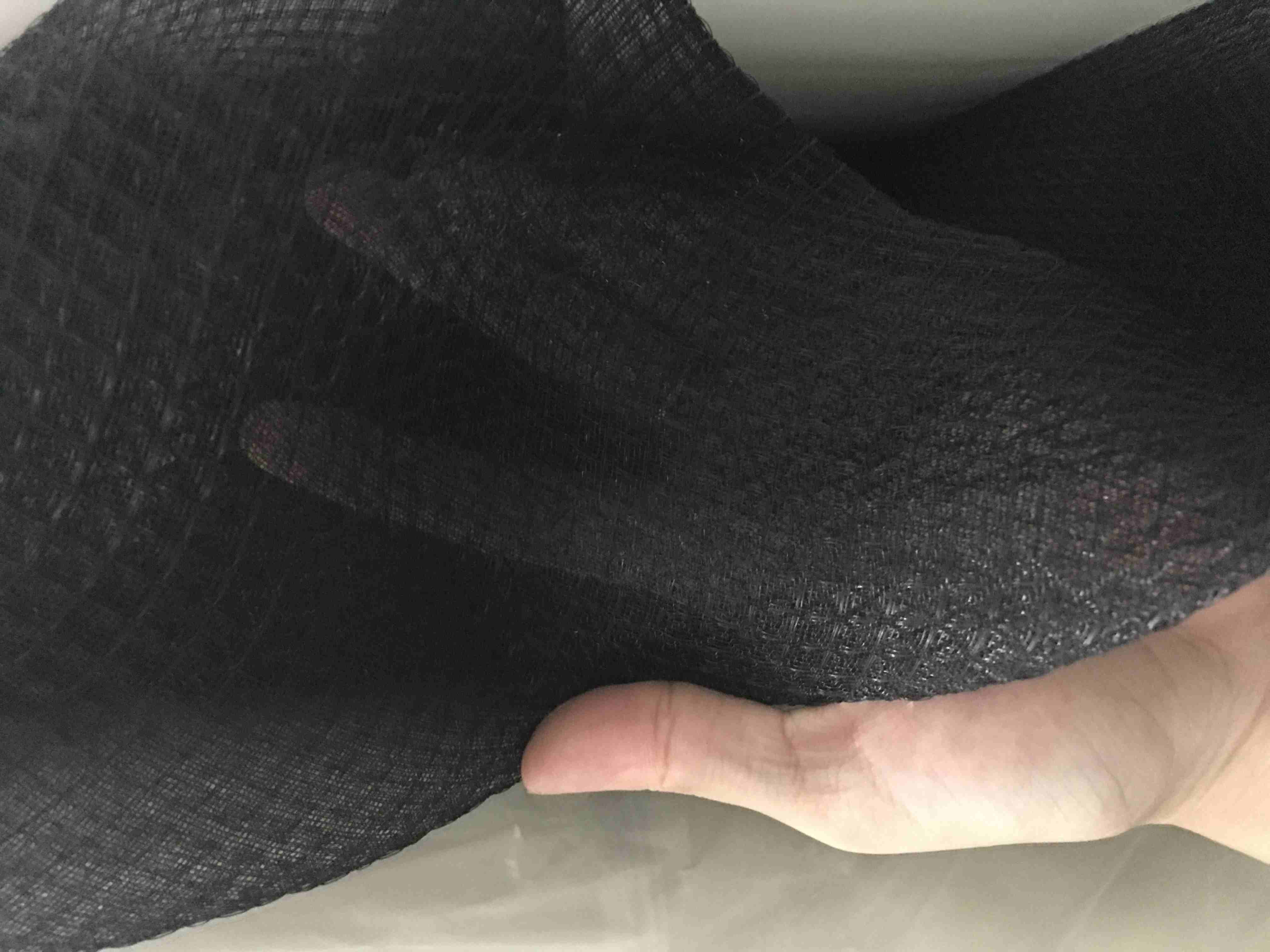 luoi-may-lanh trên tay Lưới đen lọc máy lạnh