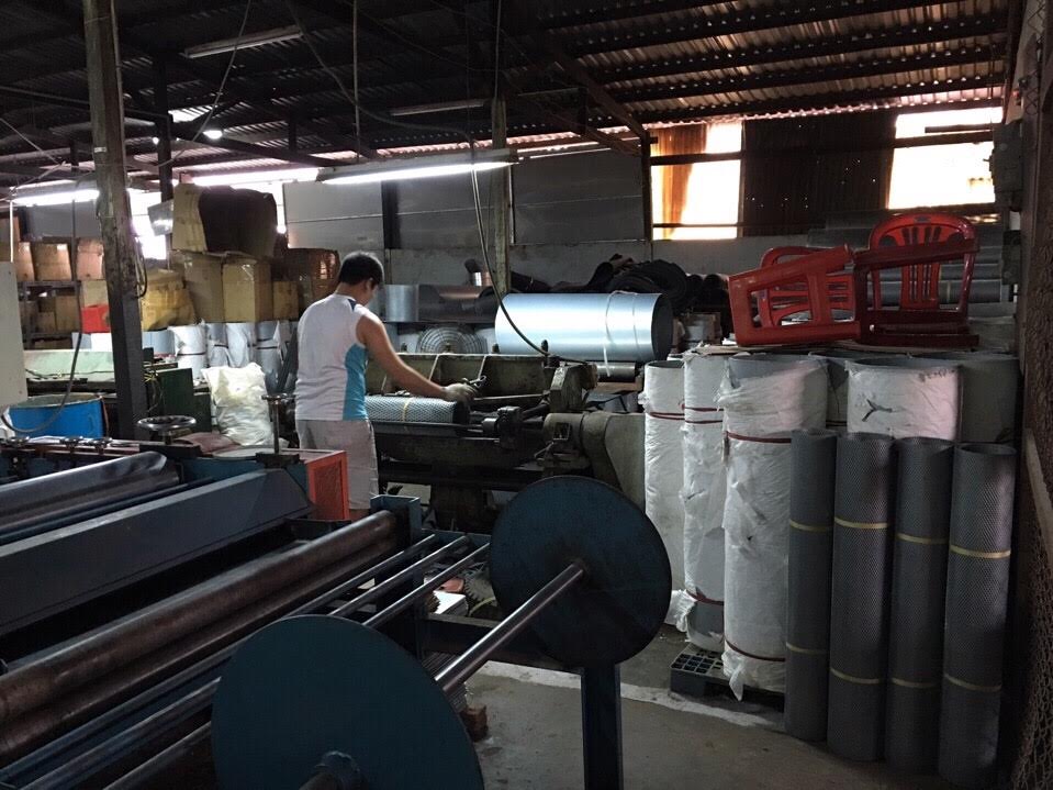 Sản xuất lõi lọc bụi, lõi lọc khí giấy nhựa PE nhân viên đang vận hành Xưởng sản xuất lõi lọc bụi