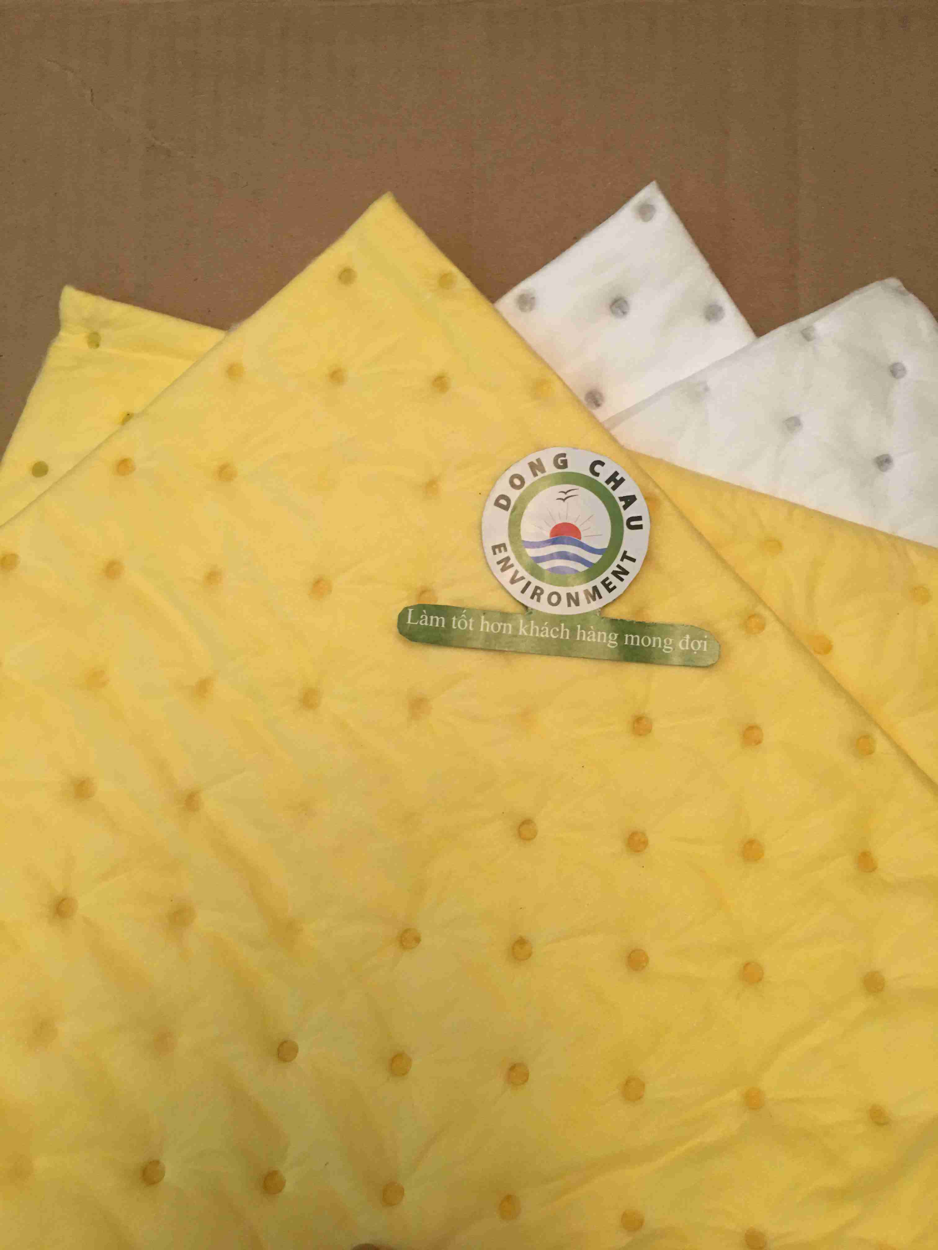 tam-tham-hoa-chat cấu tạo bề mặt Tấm thấm hút hóa chất màu vàng