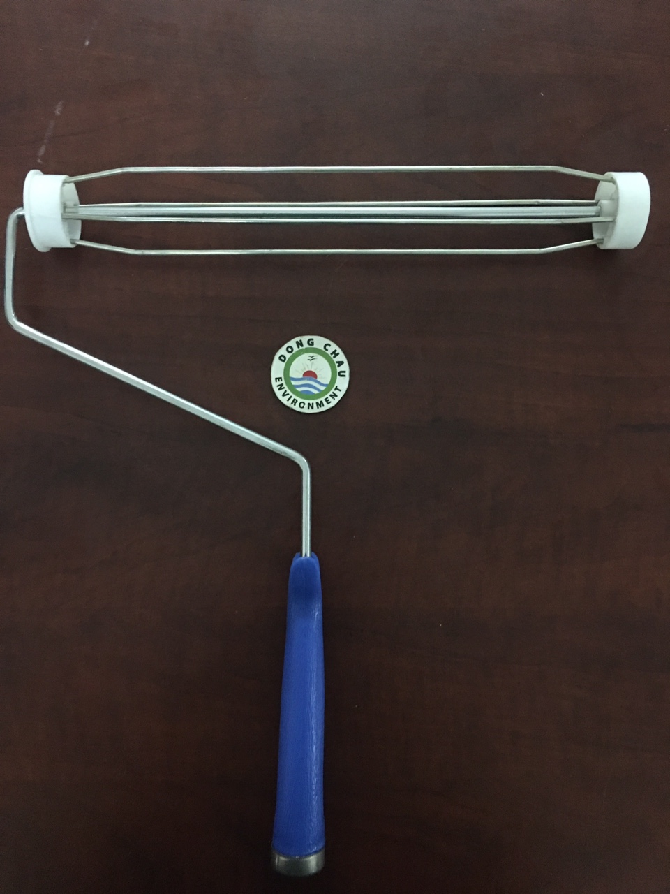 tay-cam-con-lan-dinh-bui Con lăn dính bụi phòng sạch màu trắng