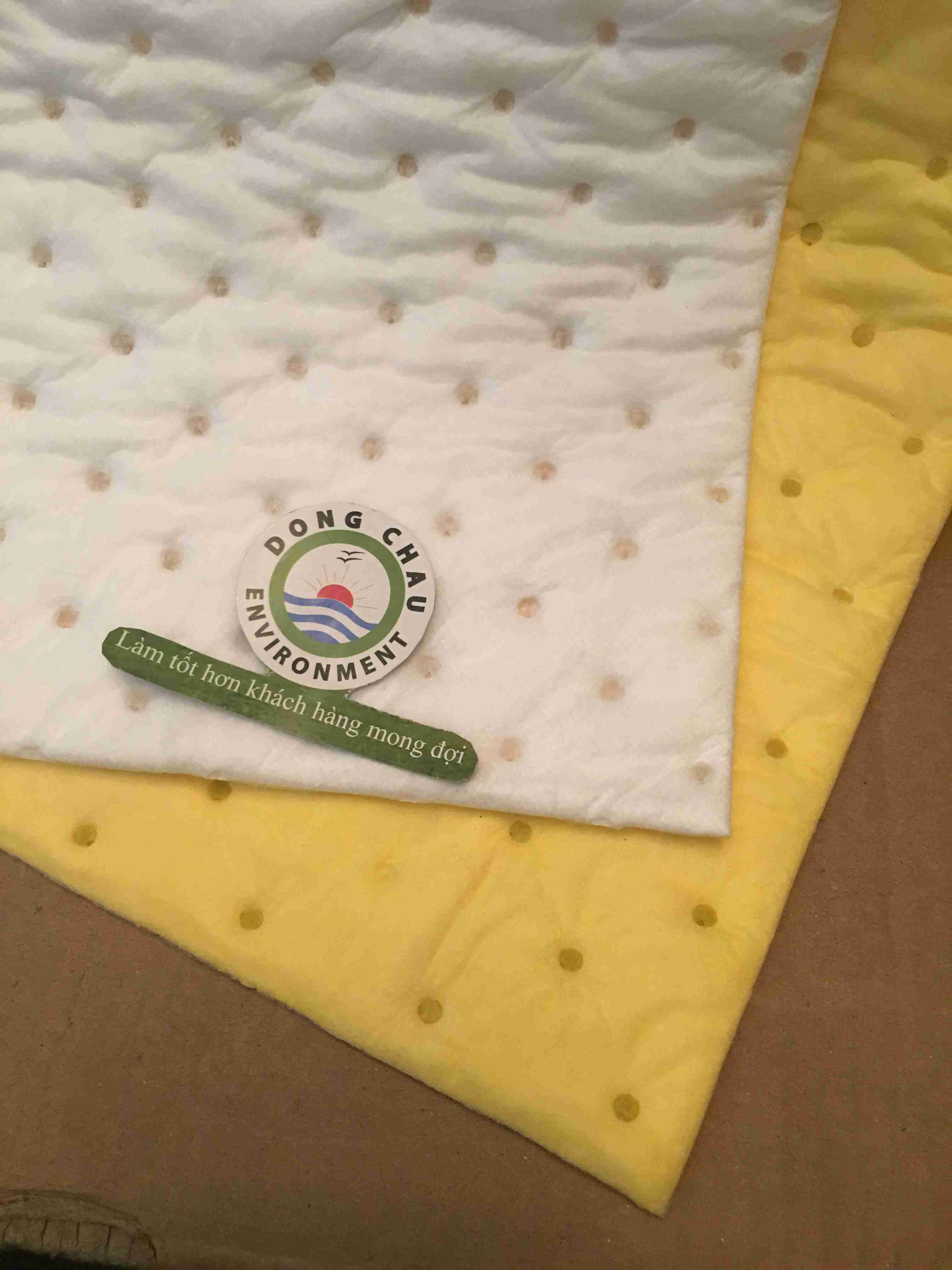 tham-dau-hoa-chat so sánh chất liệu Tấm thấm hút hóa chất màu vàng và thấm dầu màu trắng