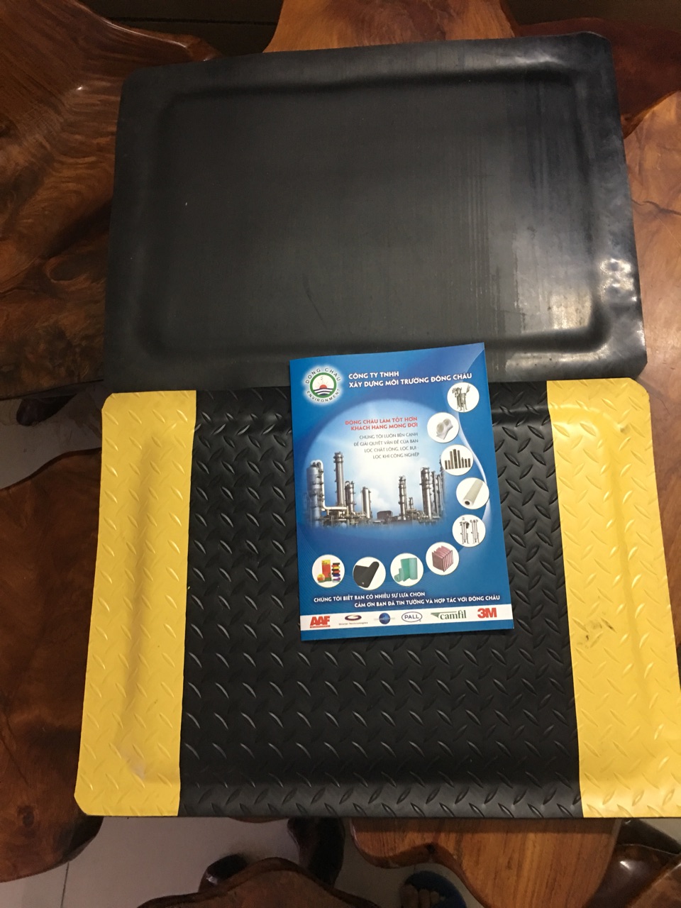 tham-day-chong-moi mặt trên và mặt dưới Thảm cao su chống mỏi